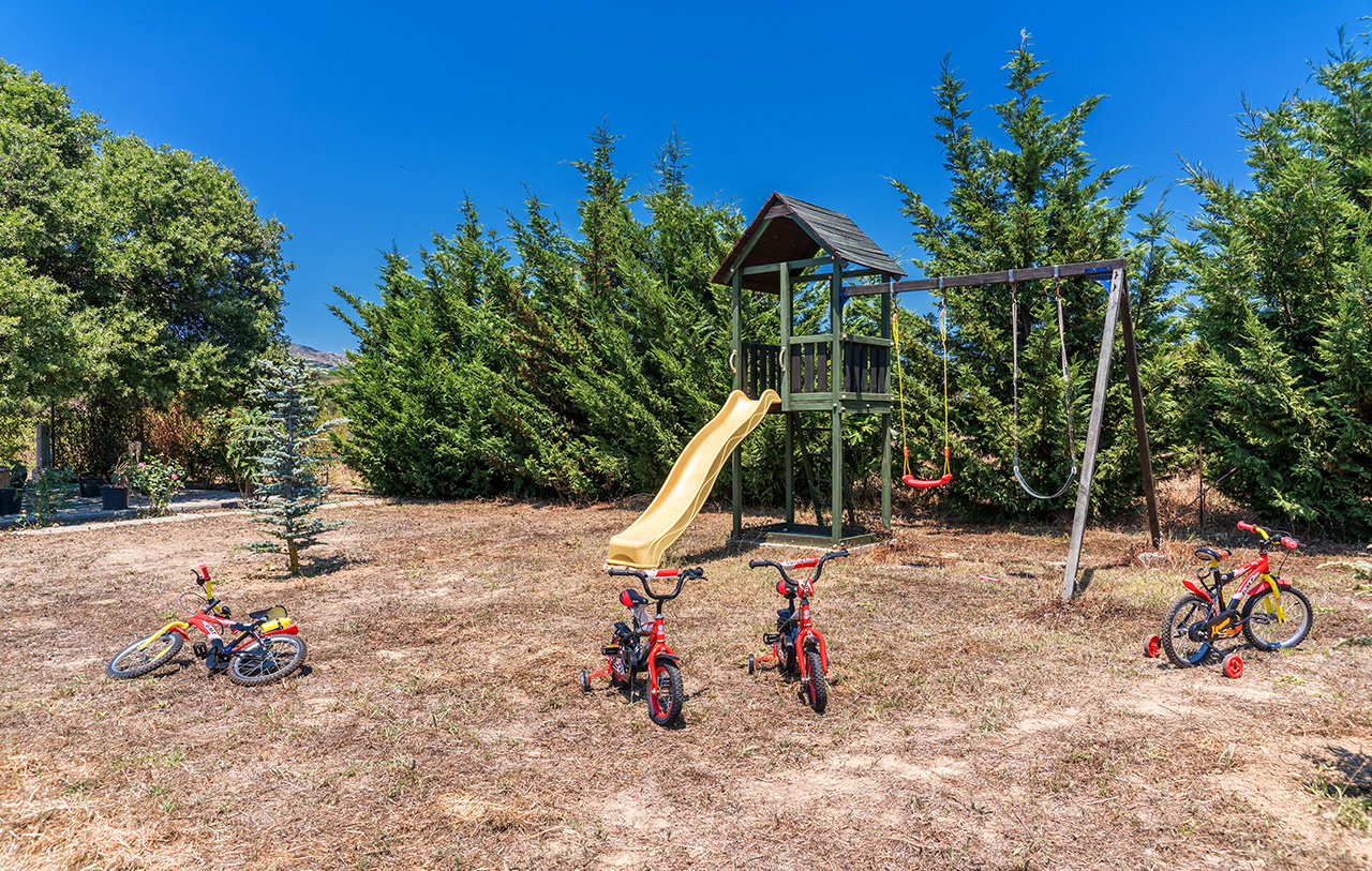 Mais outre le besoin de détente, nous nous devons de satisfaire les besoins de nos visiteurs de retourner à la nature et à l'innocence en rendant hommage à leurs rêves d’enfants ... la cabane dans les arbres, le terrain de jeu, le four à bois traditionnel et le barbecue viennent compléter les besoins des visiteurs pour des vacances luxueuses et relaxantes qui comblent à la fois son âme, son esprit et son temps libre.