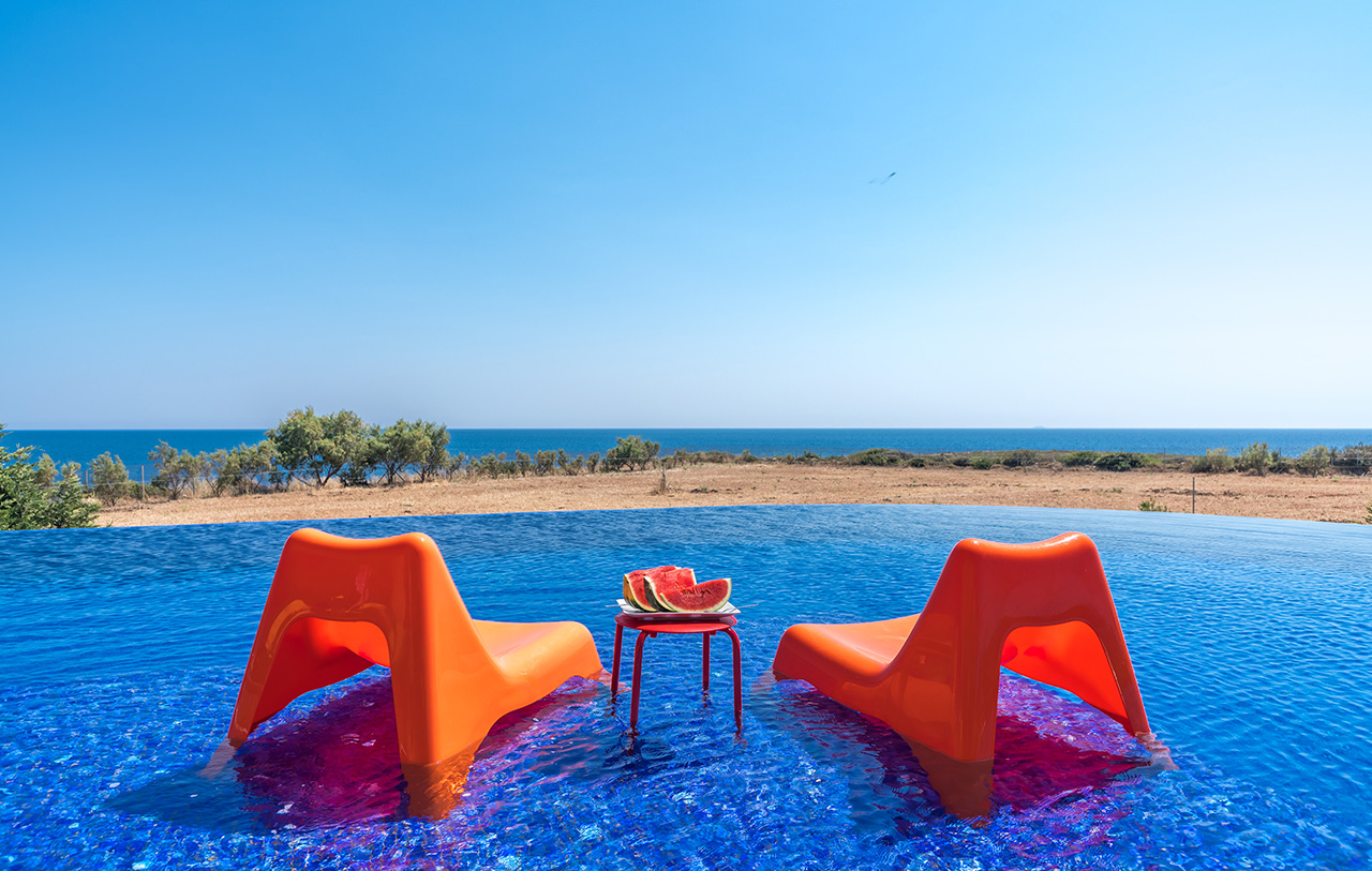 Ο κήπος μας, σε συνδυασμό με την μεγάλη Infinity Pool με θαλασσινό νερό, που σου δίνει την εντύπωση ότι δεν τελειώνει πουθενά και γίνεται ένα με τον ορίζοντα, κάνει τους επισκέπτες να νιώσουν τη γαλήνη και την ξεκούραση που τόσο έχουν ανάγκη. Οι αναπαυτικές ξαπλώστρες και οι σκιερές πέργκολες θα σας φιλοξενήσουν για ηλιοθεραπεία και χαλάρωση.